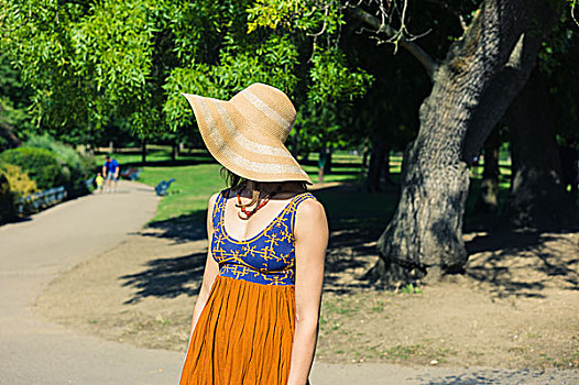 时尚,美女,戴着,帽子,站立,公园,晴朗,夏天