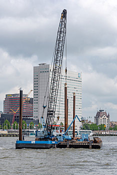 荷兰鹿特丹港口的作业船工程船