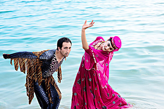 海边,沙滩,新疆哈萨克族女孩,民族服饰,舞蹈