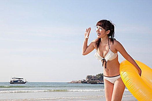 年轻女人在海边度假