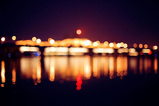 夜景灯光湖水