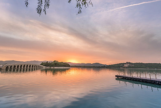 夕阳下的中国北京颐和园的湖泊园林建筑