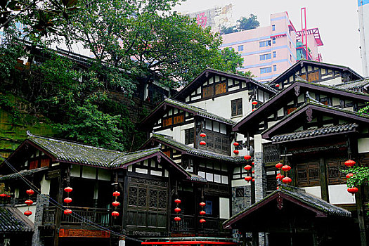 重庆湖广会馆东水门古城墙旁的仿古建筑