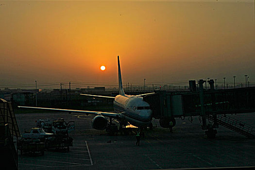 夕阳下停机坪上的飞机