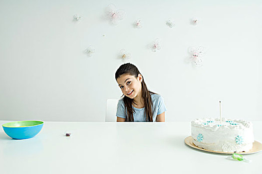 女孩,坐,桌子,生日蛋糕,看镜头,微笑