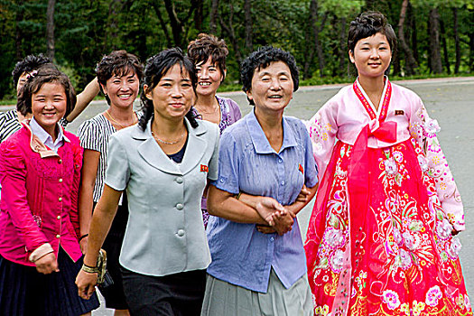 朝鲜,穿民族服装的女导游