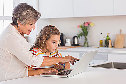 祖母,孩子,看,笔记本电脑,厨房