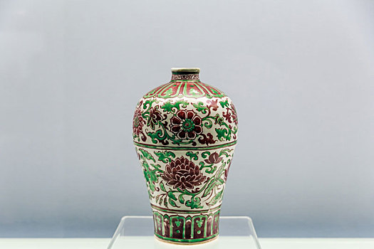 上海博物馆藏十五世纪前景德镇窑红绿彩缠枝莲纹瓶