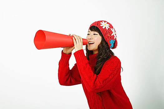 拿着喇叭呐喊的女人