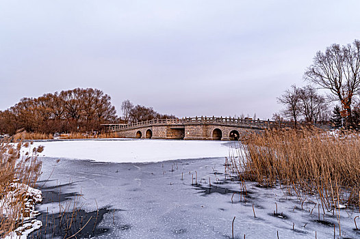落日下的中国长春北湖国家湿地公园冬季风景