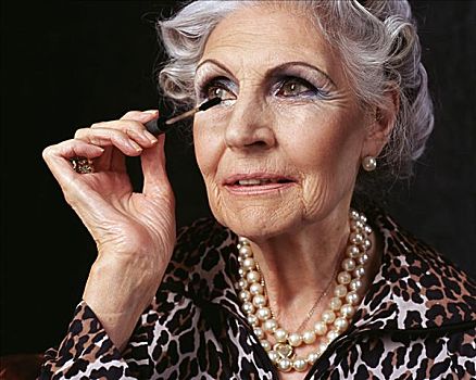 老年,女人,施用,睫毛膏