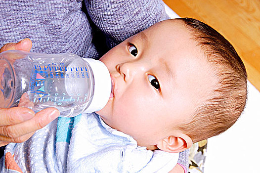 喂宝宝喝水