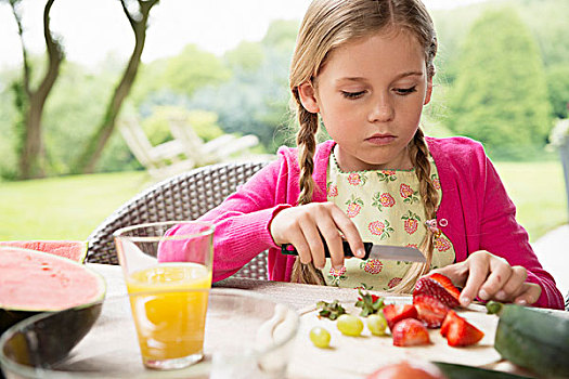女孩,庭院桌,切片,新鲜,草莓