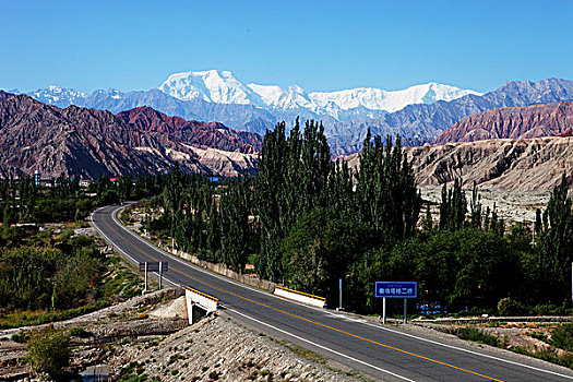 新疆高原公路