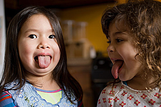 两个女孩,伸出,舌头
