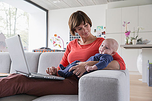 母亲,婴儿,男孩,倚靠,沙发,笔记本电脑