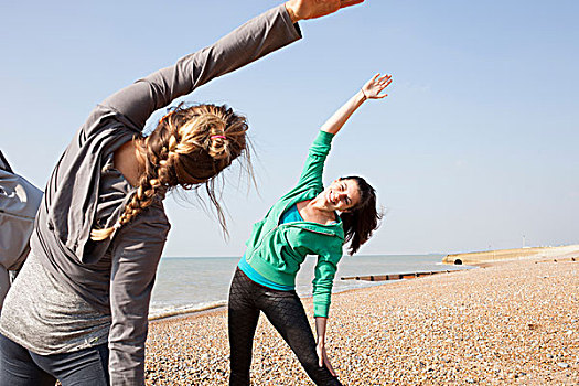 两个女人,热身,培训,弯曲,侧面,布莱顿海滩