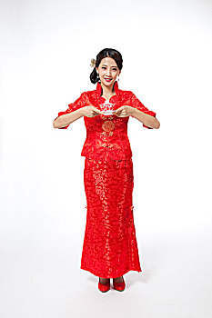 棚拍身穿中国传统服装的年轻女人端茶杯