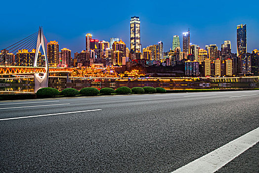 沥青路面和重庆夜景