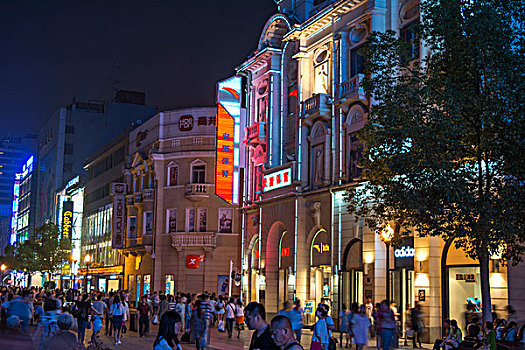 汉口江汉路商业街夜晚