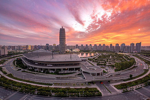 日落时分河南省郑州市中央商务区火烧云城市景观