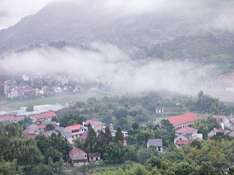 晨雾中的桐庐山村