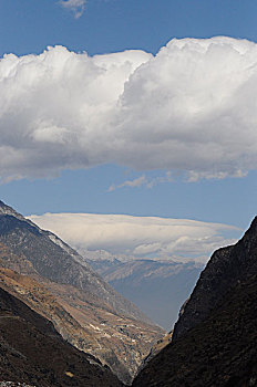 峡谷风光虎跳峡