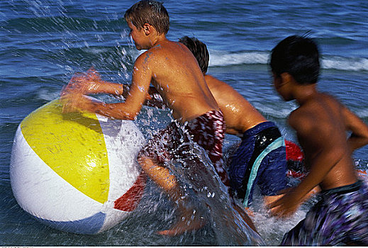 三个男孩,泳衣,玩,水皮球,水中,海滩