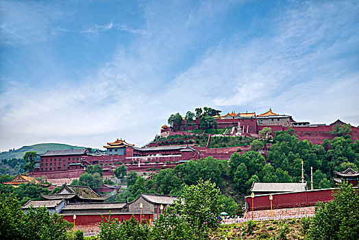山西忻州市五台山台台怀镇上远眺菩萨顶寺院
