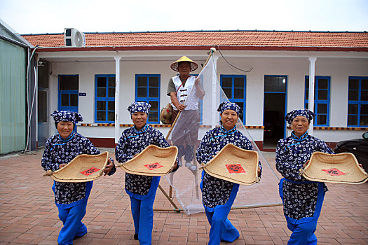 6旬老渔民表演,踩着高跷捕小虾,演示流传数百年传统技艺