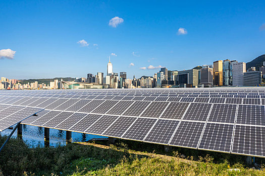 太阳能发电站与城市天际线