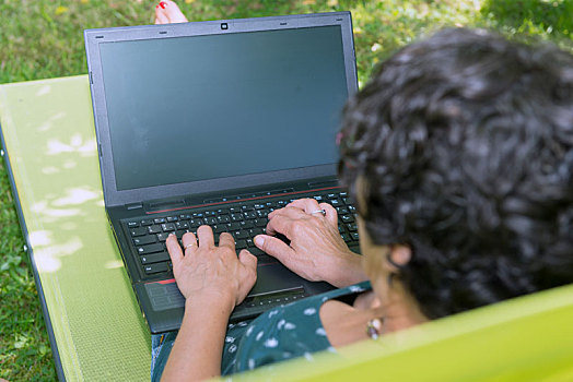 现代,休闲,坐,女人,花园,笔记本电脑
