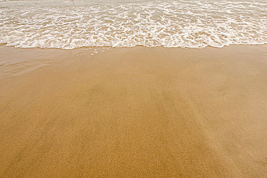 海浪拍打在沙滩上