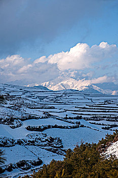 云南东川红土地雪后眺望轿子山