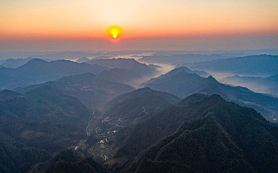 湖南湘西山间的云海