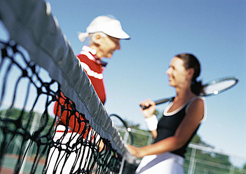 两个,成熟女性,交谈,网球场,模糊