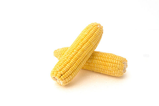 两个玉米孤立在白色背景上