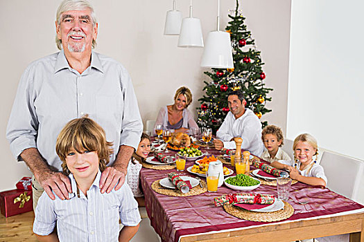 爷爷,孙子,站立,旁侧,餐桌,圣诞时节
