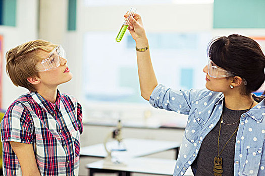 教师,学生,化学,授课,穿,防护眼镜,看,试管,绿色,液体