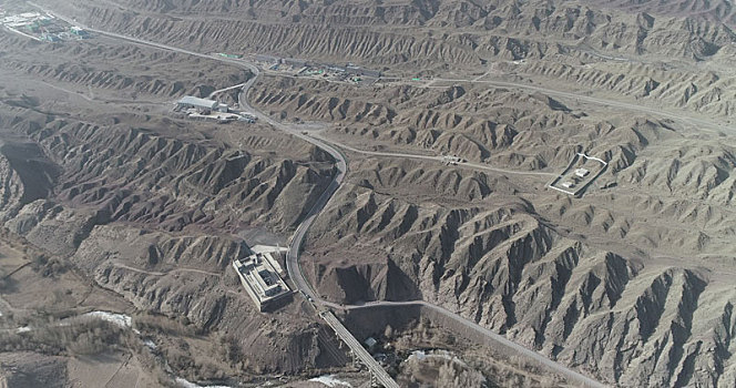 新疆哈密,航拍建设中的抽水蓄能电站工地