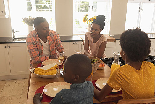 高兴,美国黑人,家庭,食物,餐桌