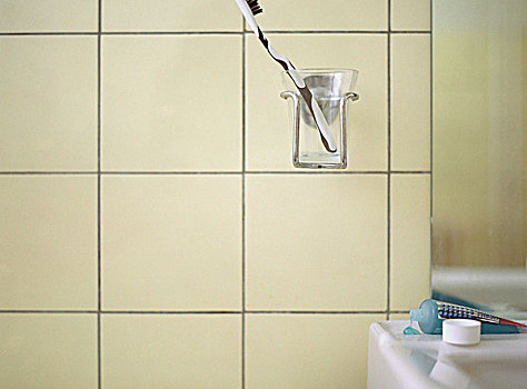 牙刷,杯子,固定器具,墙壁,靠近,浴室水池