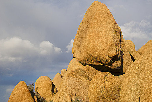 仰视,岩石构造,约书亚树国家公园,加利福尼亚,美国