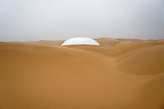 库布奇沙漠边缘的卵形建筑物