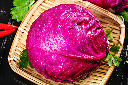 篮子里放着紫包菜