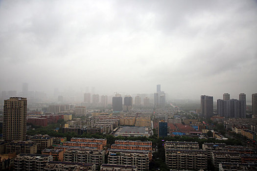 山东省日照市,港城遭倾盆暴雨侵袭,气象部门提醒市民减少外出