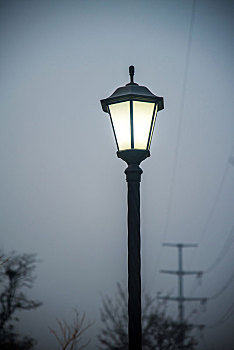 冬季户外一盏点亮的路灯