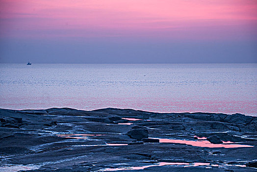 山东日照灯塔风景区观石广场清晨的海滩礁石