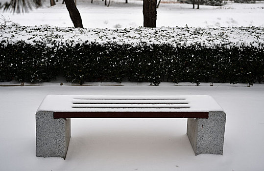 雪后路边的长凳