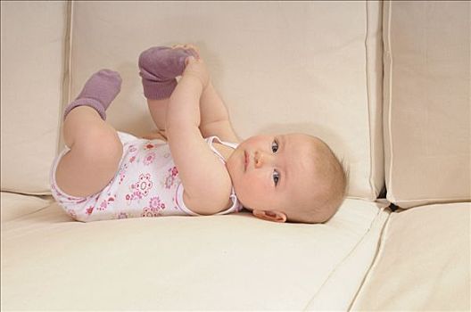 婴儿,躺着,白人,沙发,脚,空中,抓,袜子